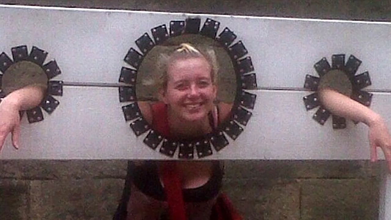 Ce a descoperit acest cuplu privind fotografiile de vacanță la doi ani după ce au fost realizate