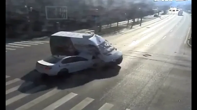 Accident grav în Timișoara. Un şofer a trecut pe roșu și a intrat într-un microbuz. Trei persoane au fost rănite - VIDEO