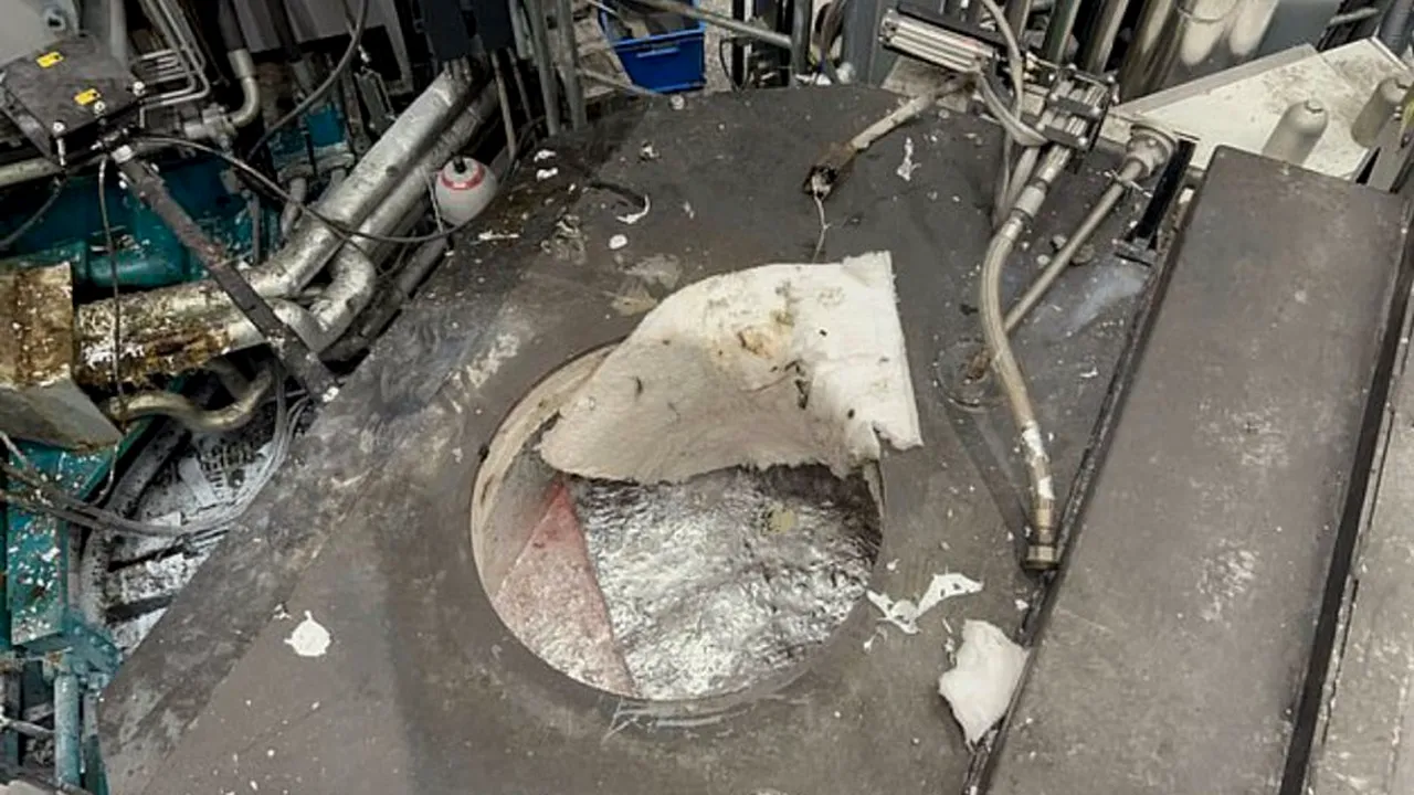 Un muncitor a căzut în cuva cu aluminiu topit la 720 de grade, suferind răni serioase, dar a reușit să iasă singur de acolo