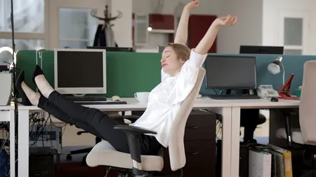 Lenea la locul de muncă în România | Cum identifici un angajat delăsător