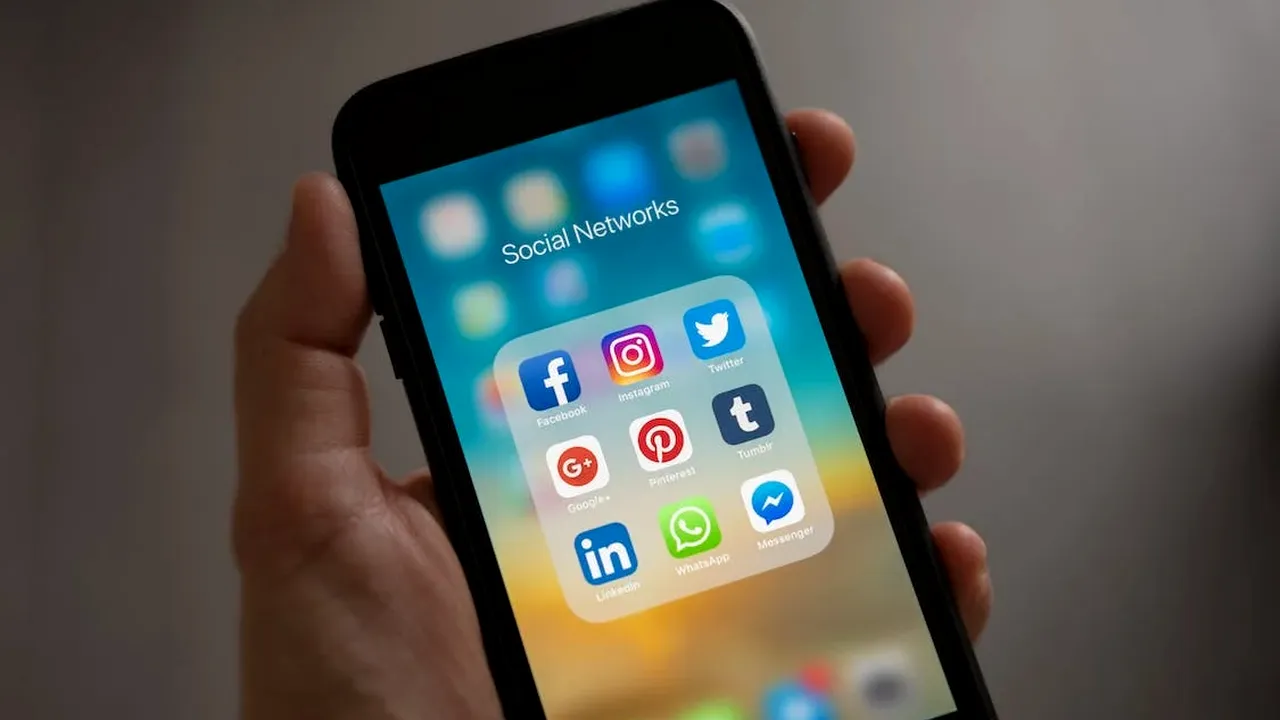 Colosul auto care nu mai plătește publicitate pe Twitter. Are legătură cu preluarea companiei de către miliardarul Elon Musk