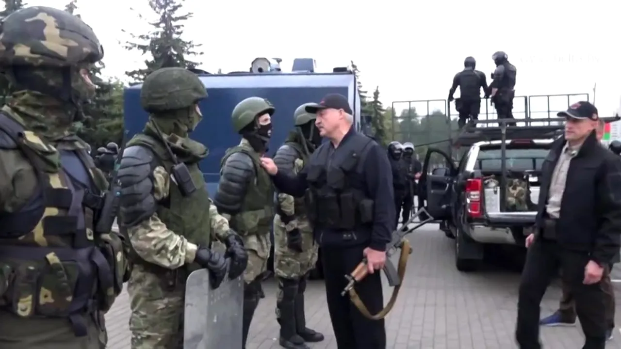 Noi proteste în Belarus împotriva președintelui. Protestatarii au ajuns în apropierea reședinței acestuia, iar Lukașenko a apărut în zonă cu o mitralieră în mână | VIDEO
