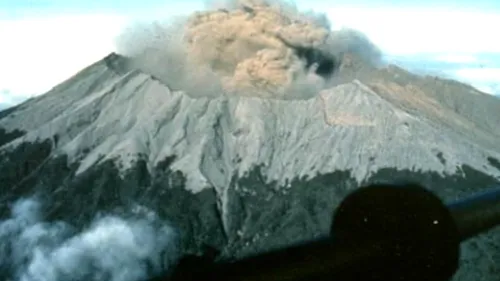 Atenționare MAE: Zborurile din Indonezia și din regiune sunt afectate de erupția vulcanului Mount Raung