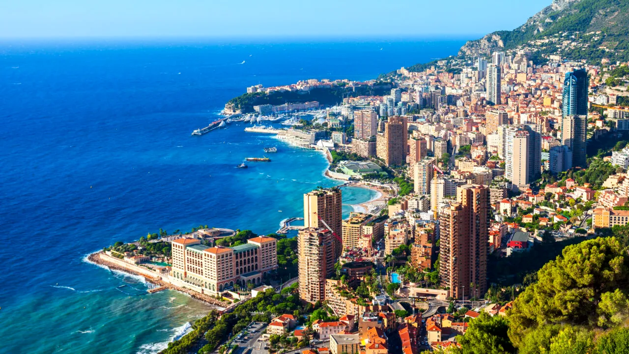 O femeie este dispusă să ofere 50.000 de lire sterline unei persoane care să o însoțească la restaurant, la teatru și în excursii la Monaco