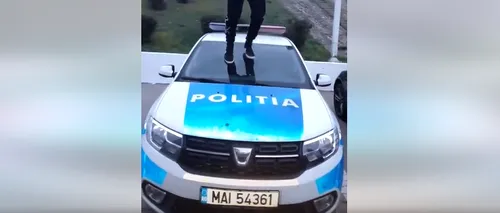 Videoclip viral. Un tânăr din Dolj s-a urcat pe mașina poliției, apoi a postat imaginile pe TikTok . Este căutat de oamenii legii