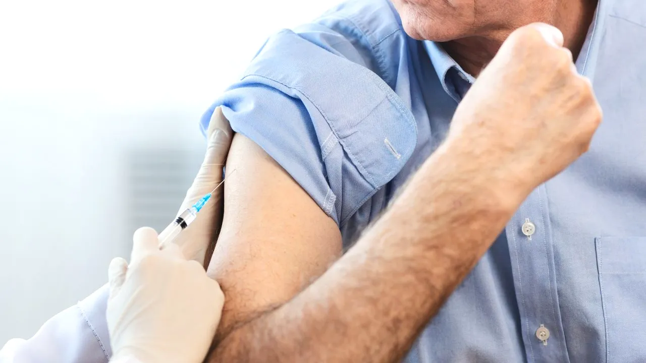 Cum a păcălit sistemul bărbatul din Dorohoi care s-a imunizat cu a treia doză de vaccin Pfizer pentru că „vedea mai bine”. Polițiștii au deschis dosar penal