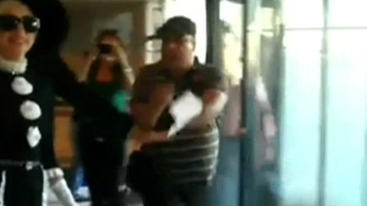 LADY GAGA CONCERT BUCUREȘTI. Ce a pățit un fan care voia un autograf de la Lady Gaga - VIDEO