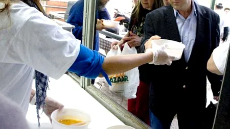 Cine vine să mănânce la cantinele sociale din Grecia