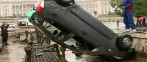 Accident spectaculos în Capitală: un bărbat s-a rănit după ce a ajuns cu mașina într-o fântână din Piața Constituției