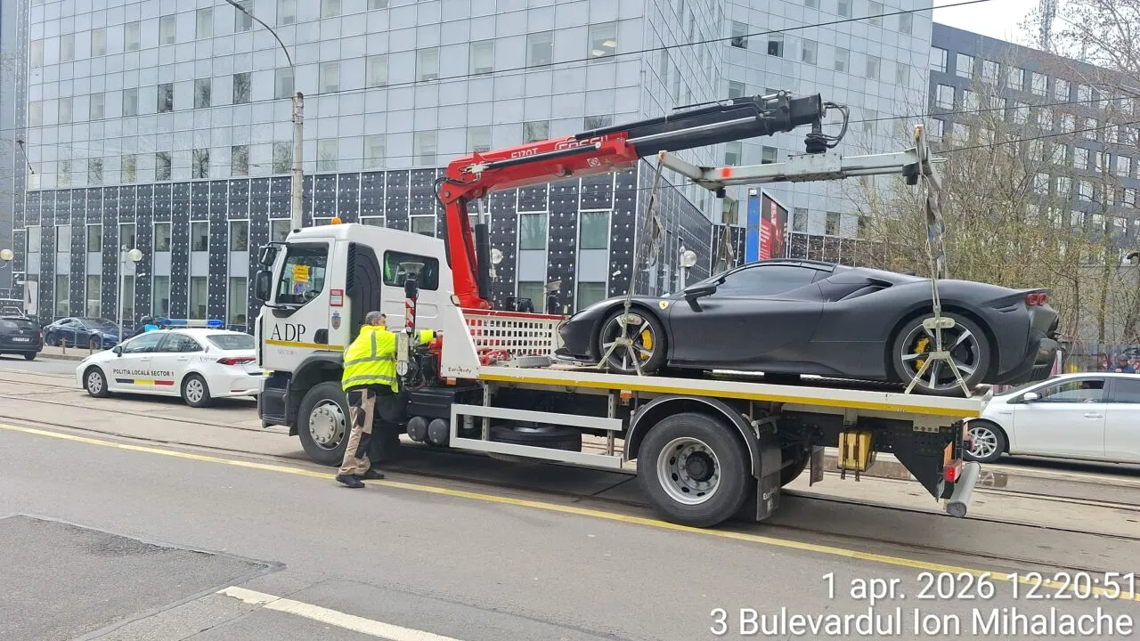 Ferrari parcat pe linia tramvai, în București, ridicat de pe șine de polițiștii locali. Cât poate costa mașina și ce amendă a plătit proprietarul