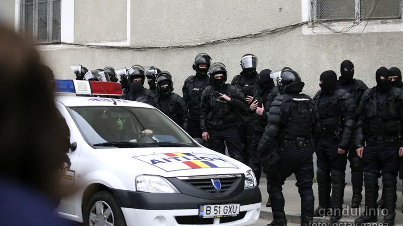 PECHEZIȚII în București, Ilfov și Călărași. Peste 20 de persoane suspectate de înșelăciuni imobiliate au fost ridicate. Cum au convins o bătrână să le cedeze de bunăvoie apartamentul