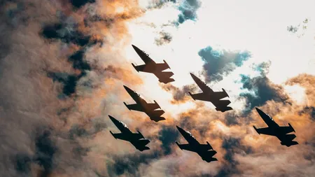 Avioanele de război ale Chinei traversează strâmtoarea Taiwan după ce avionul lui Nancy Pelosi a aterizat la Taipei