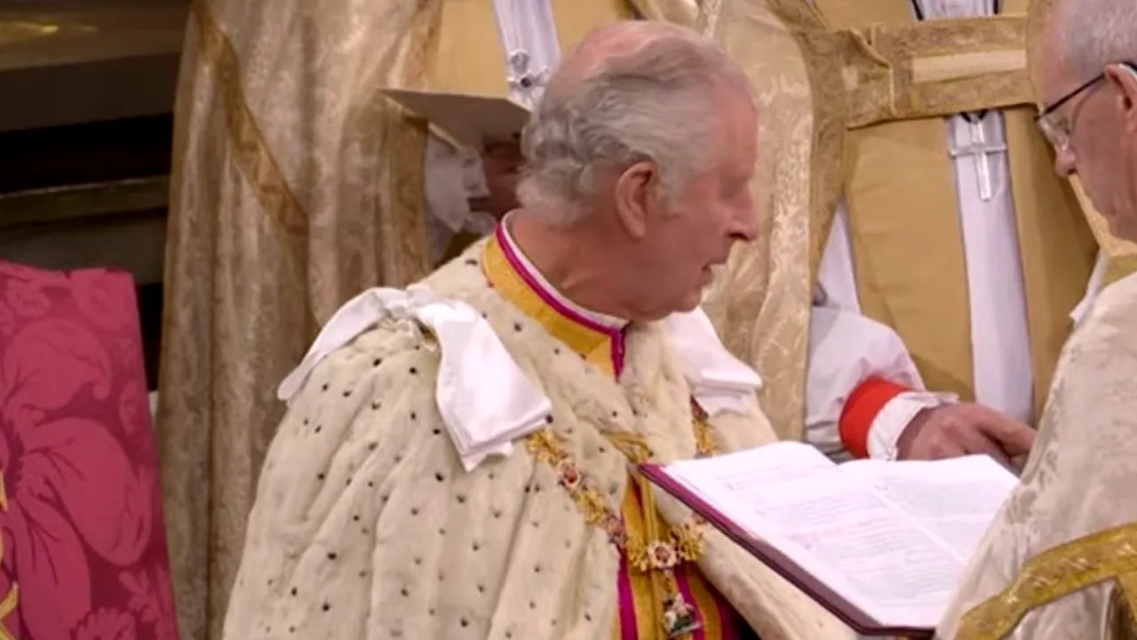 Regele Charles al III-lea, ironizat pentru că a citit de pe hârtie replicile din timpul ceremoniei de încoronare