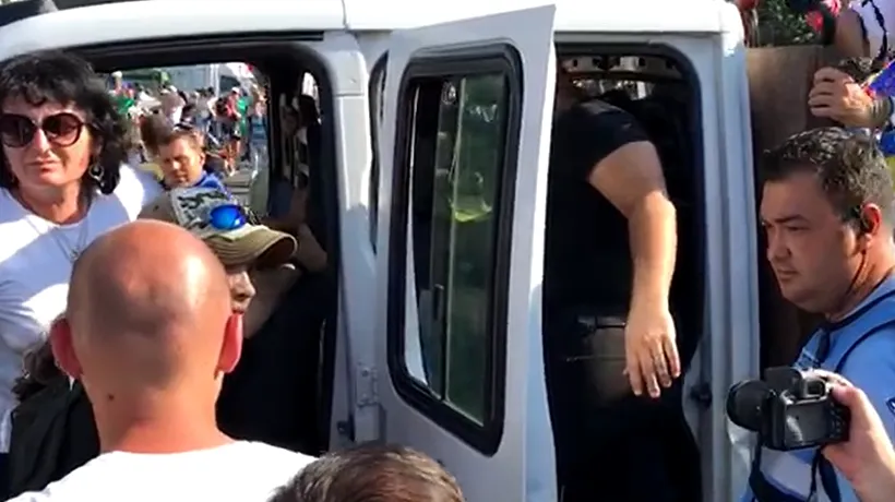 Protest 10 august | Forțele de ordine au verificat o mașină din Piața Victoriei - VIDEO