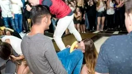 După ce a văzut aceste imagini de la Balul Bobocilor, conducerea unui liceu din Cluj a deschis o anchetă urgentă