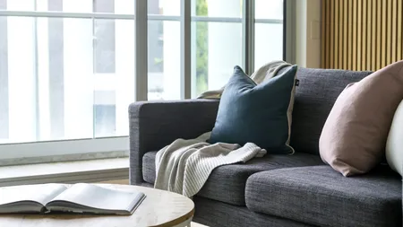 Ce a pățit un bărbat, după ce a CUMPĂRAT o canapea de 8.000 de lei. „După montaj, patronul a spus că o să rezolve, dar nu mai răspunde”