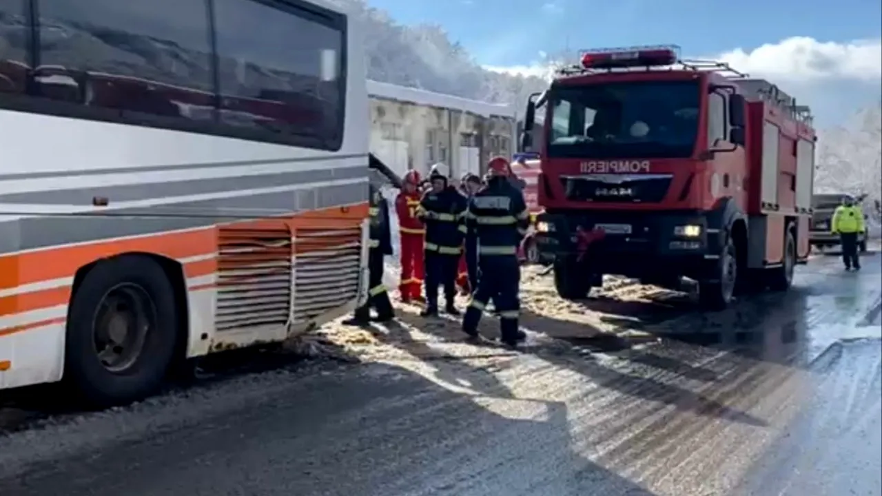 FOTO | Incendiu la un autocar în care se aflau 25 de copii și 13 adulți, în județul Maramureș