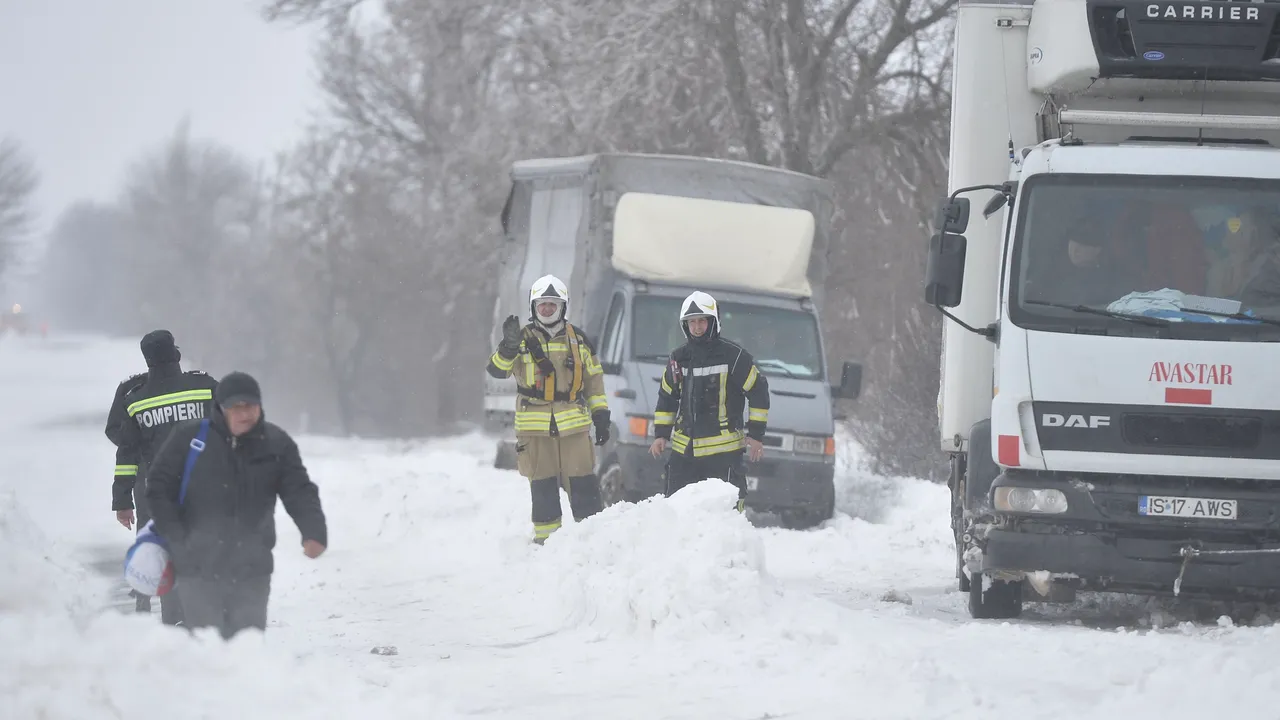 România, PARALIZATĂ de vremea rea: Drumuri ÎNCHISE, zeci de ACCIDENTE și curse aeriene ANULATE