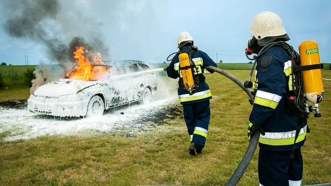 Bărbat din Vrancea, condamnat după ce a dat foc mașinii vecinului. Anchetatorii l-au depistat după analiza ADN a pălăriei lăsate la locul faptei