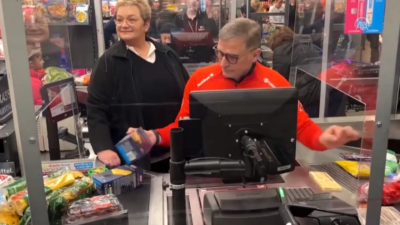 Antrenorul echipei naționale de fotbal a Turciei, casier pentru o zi. Scopul a fost strângerea de FONDURI pentru victimele cutremurului