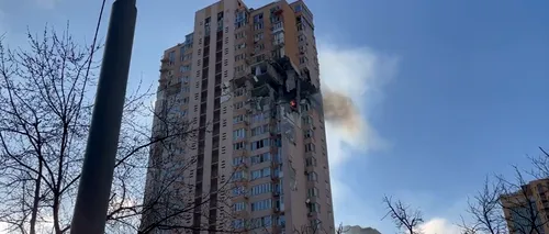 FOTO-VIDEO | Momentul în care un bloc din Kiev a fost lovit de o rachetă. În apropiere nu există nicio bază militară