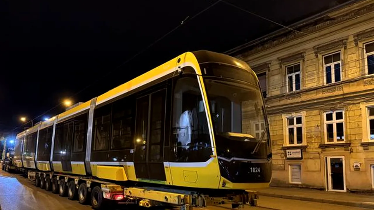ACCIDENT în Timișoara. Un tramvai NOU, achiziționat recent de primarul Dominic Fritz, a deraiat într-o curbă