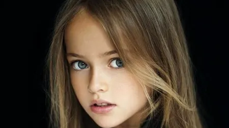 La prima vedere pare un copil obișnuit. Detaliul care o face pe această fetiță unică în lume