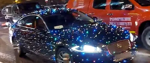 VIDEO. Maşină împodobită ca un brad de Crăciun, pe străzile din București