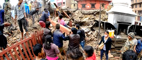 CUTREMUR de 6,7 grade în Nepal, la o zi după seismul devastator de 7,8 grade. Bilanțul a ajuns la 2.400 de morți