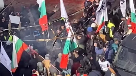 Poarta reprezentanței UE la Sofia a fost incendiată. Extemiștii bulgari s-au bătut ca leii pentru LEVA