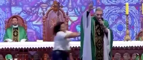 Momentul în care un preot este împins de pe scenă de o enoriașă, după ce ar fi spus că „femeile grase nu ajung în rai | VIDEO