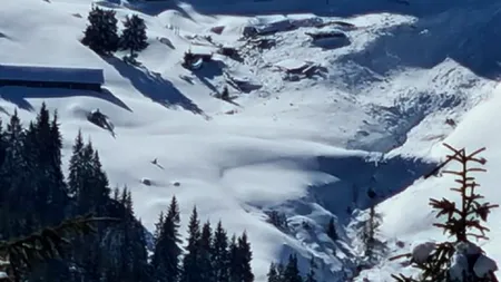 Cabană din Munții Rodnei, îngropată în zăpadă de o avalanșă. „A fost de mari dimensiuni, pe aproape un kilometru”