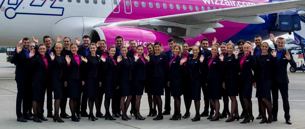 Vrei să lucrezi ca însoțitoare de zbor? Află ce salariu primește o stewardesă la Wizz Air și Blue Air