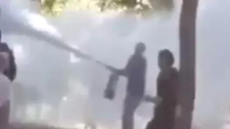 Cum i-a gonit un director pe elevii adunați la fumat: Nu am vrut să le fac rău. Știu că am exagerat cu extinctorul- VIDEO / Cadrul didactic, cercetat disciplinar