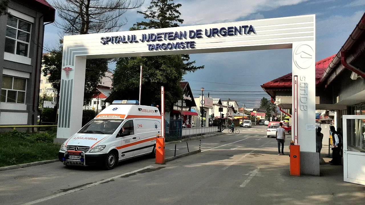 O asistentă de pe ambulanță, internată în spital, după ce a fost lovită cu piciorul în cap de un bărbat pe care-l ajuta