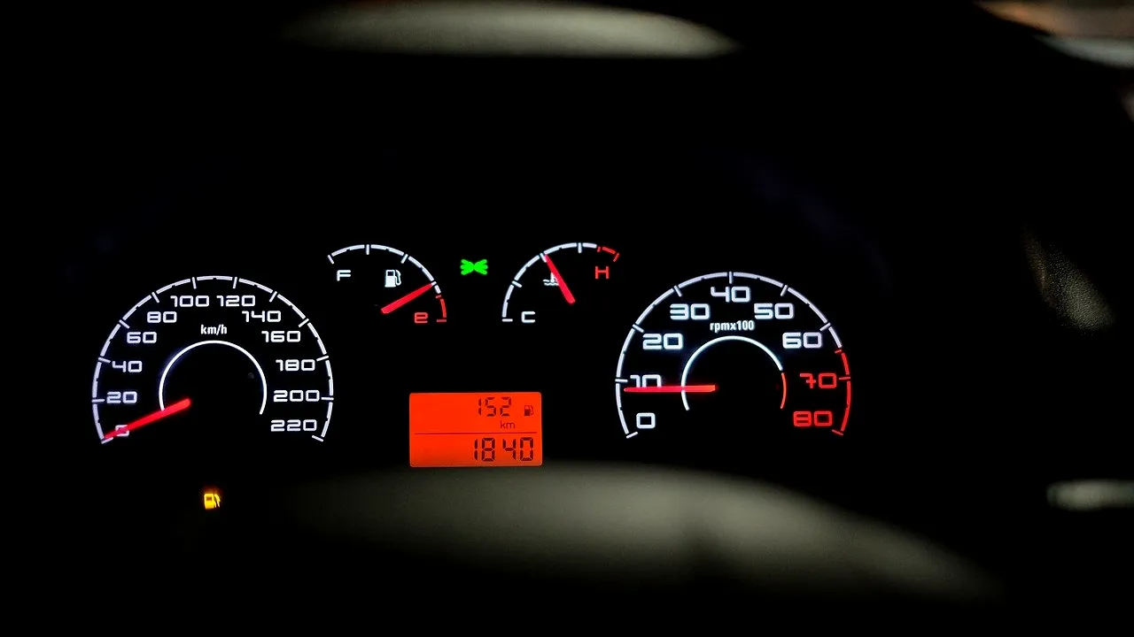 Urmărire ca în filme. Un tânăr a gonit cu 182 km/h ca să scape de poliție, dar a ajuns cu bolidul într-un șanț