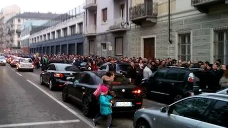 Jandarmi italieni, la Consulatul român de la Torino,  unde 5.000 de oameni stau la coadă