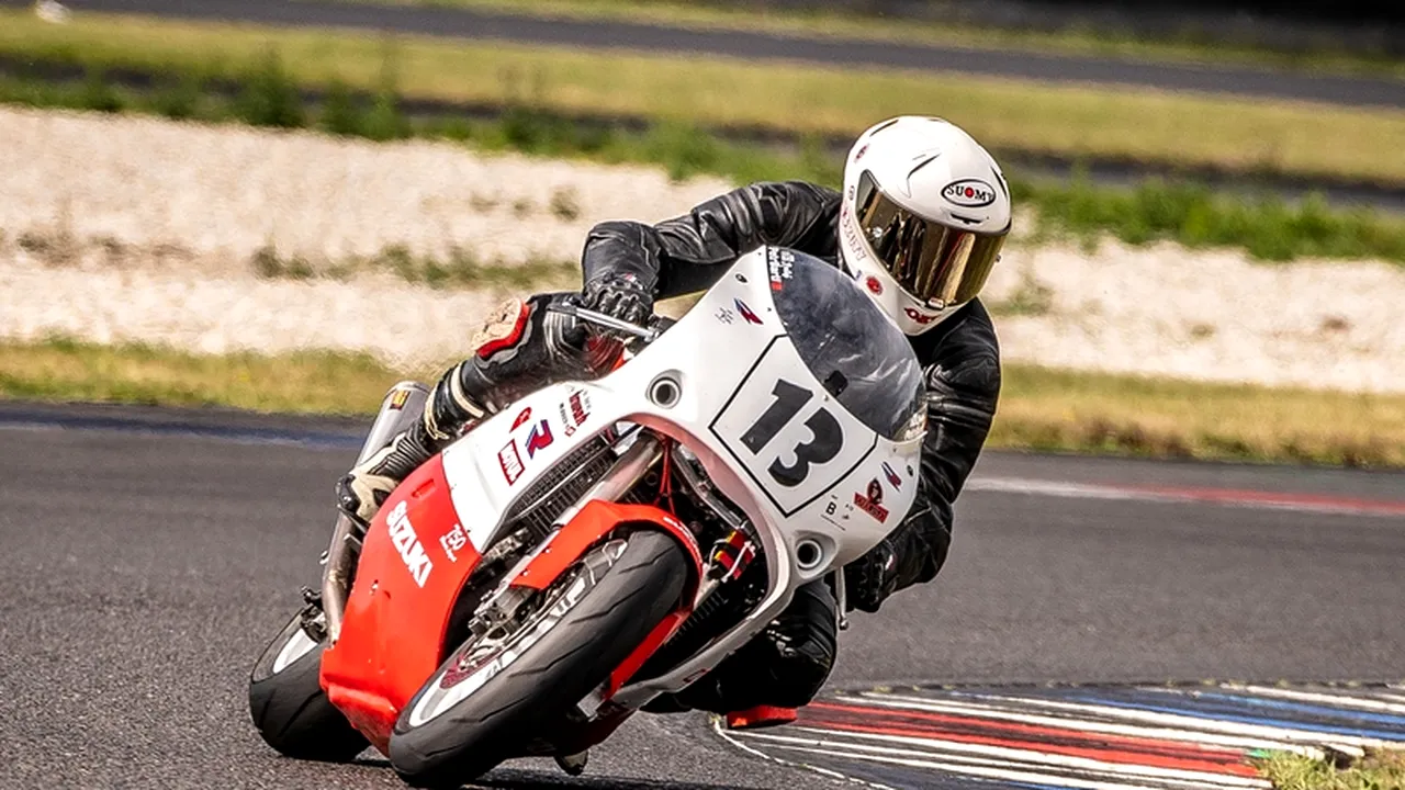 Eveniment dedicat memoriei pilotului, mentorului și antrenorului Barabaș Bela „Belabaci”. Unde are loc întrecerea moto