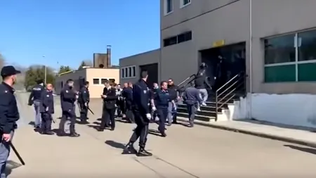 REVOLTE cu morți și răniți în închisorile din Italia, din cauza măsurilor împotriva coronavirusului/ Pușcăriașii au provocat incendii