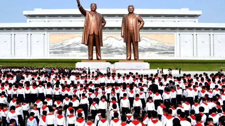 „8 băieți și 9 fete cântă imnuri de laudă Conducătorului Iubit. Câți copii cântă în total?