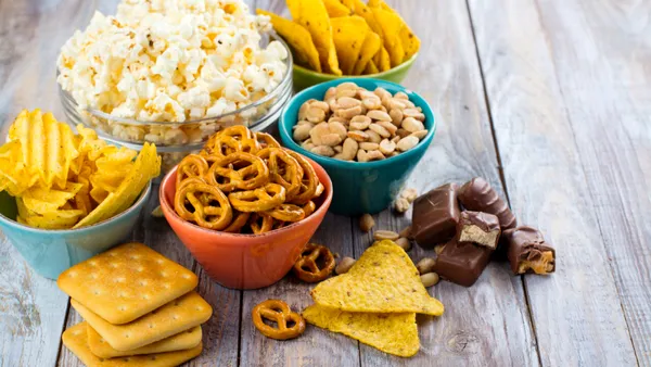 Mâncarea procesată și snaksurile au crescut cu cel puțin 5% în alimentația românilor. Care sunt cauzele
