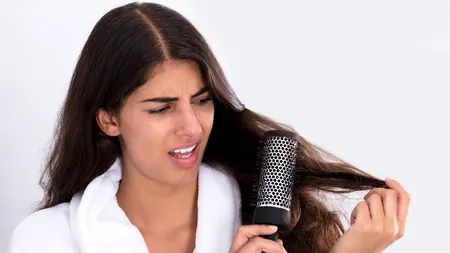 Căderea PĂRULUI, un semn că suferi de o afecțiune majoră la nivel psihic. Femeile sunt mai vulnerabile. Metode de tratament