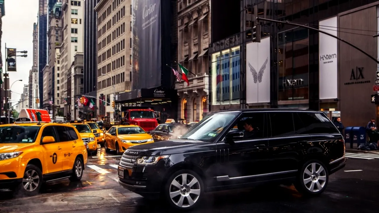 Se întâmplă și la alții: bolid de lux de 120.000 de euro FURAT din parcarea păzită a unui aeroport din Marea Britanie