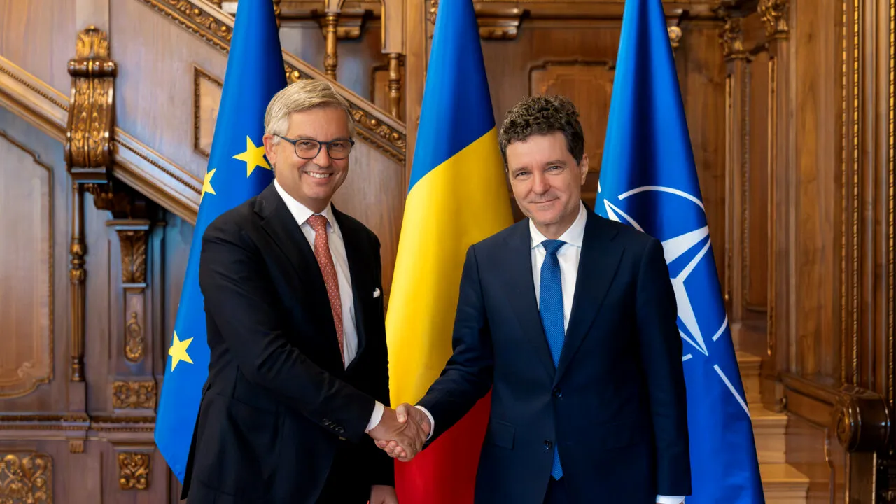 Cu propriul guvern pe un butoi de pulbere, Nicușor Dan se întâlnește cu un comisar european să discute de „amenințări hibride”