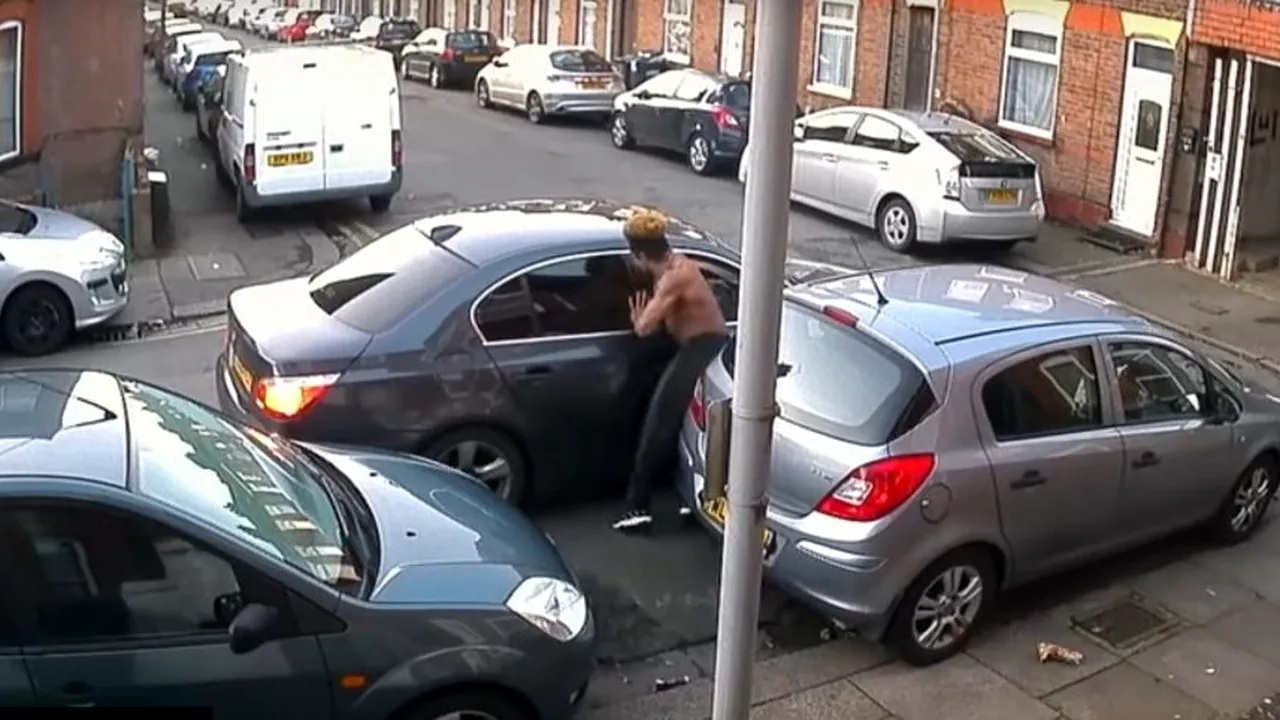 Atacați în Anglia. Momentul în care un șofer român este înjunghiat în propria mașină (VIDEO)