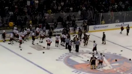 Ce se întâmplă când pompierii și polițiștii din New York joacă hochei. VIDEO