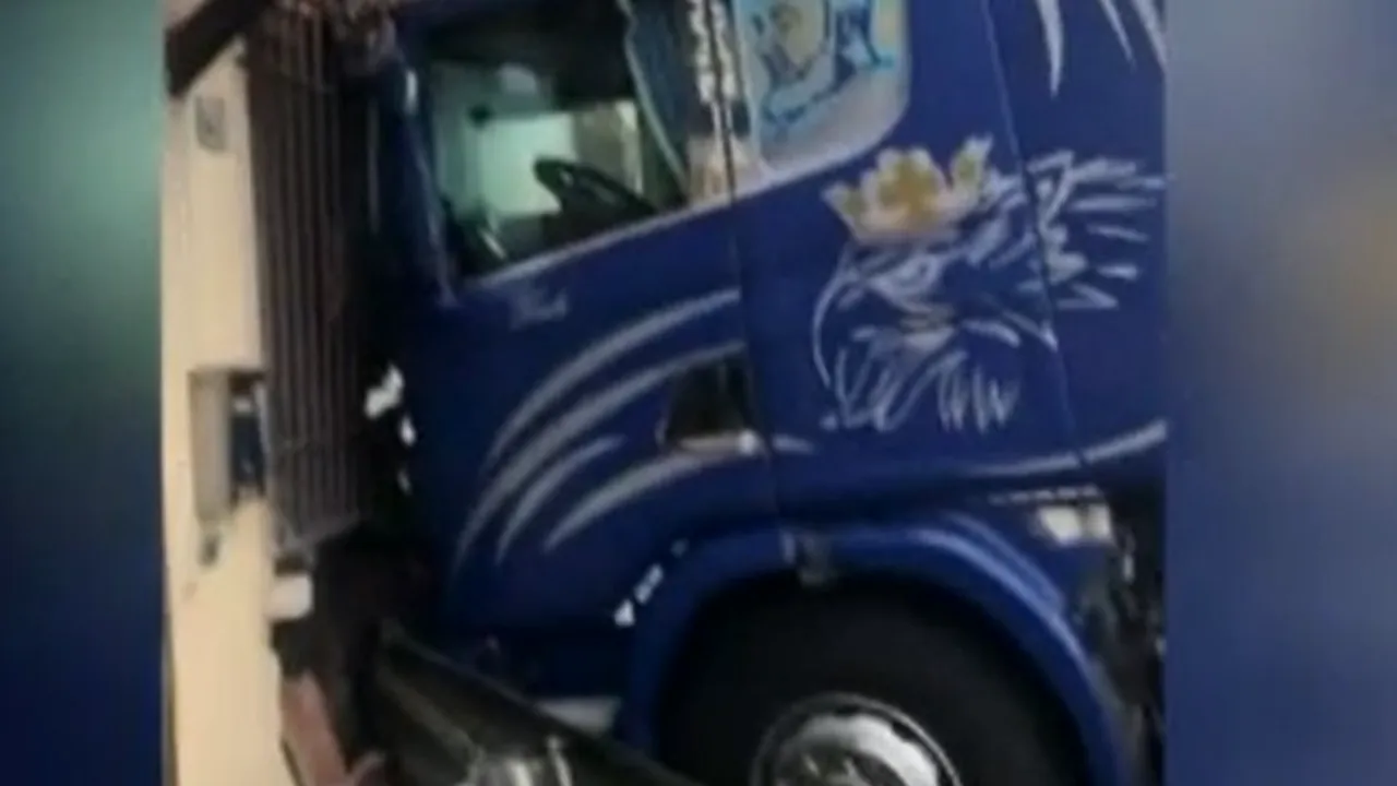 ACCIDENT teribil provocat de un român în Italia. A intrat cu TIR-ul în bucătăria unei case