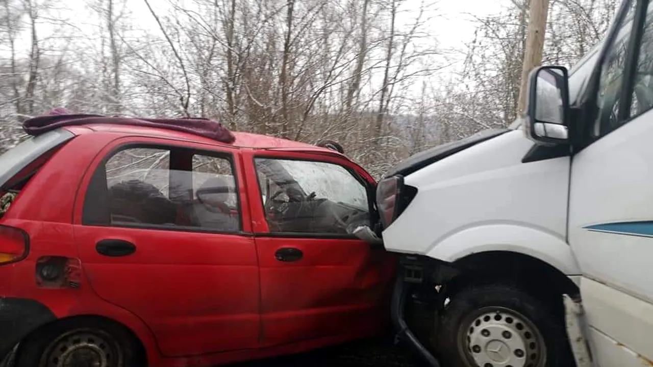 Accident grav în judeţul Sibiu. Două persoane au murit şi alta a fost rănită, după ce un Matiz a lovit un microbuz