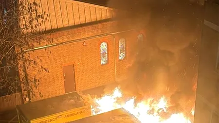 Alertă la Londra. Patru ambulanțe care aparțineau unei organizații a comunității evreiești au fost incendiate. Zeci de localnici, evacuați