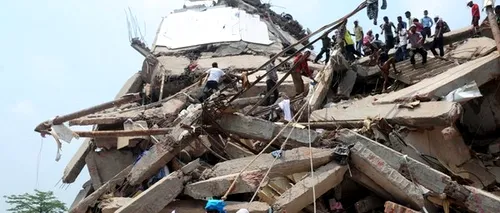 Peste 600 de morți după prăbușirea clădirii din Bangladesh